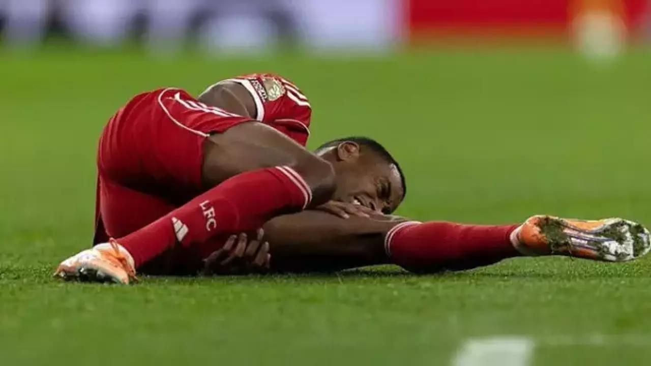 Liverpool'un yıldızının bacağı kırıldı!