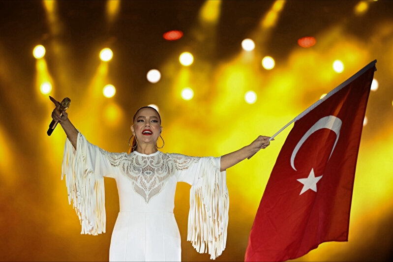 Ebru Gündeş Konser Turnesi Başlıyor